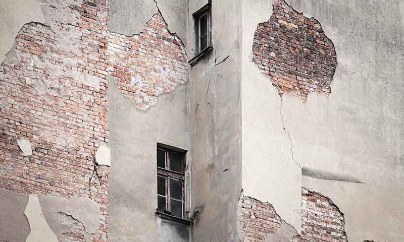 Façade d'immeuble décrépie : les dangers d'un avis de péril.